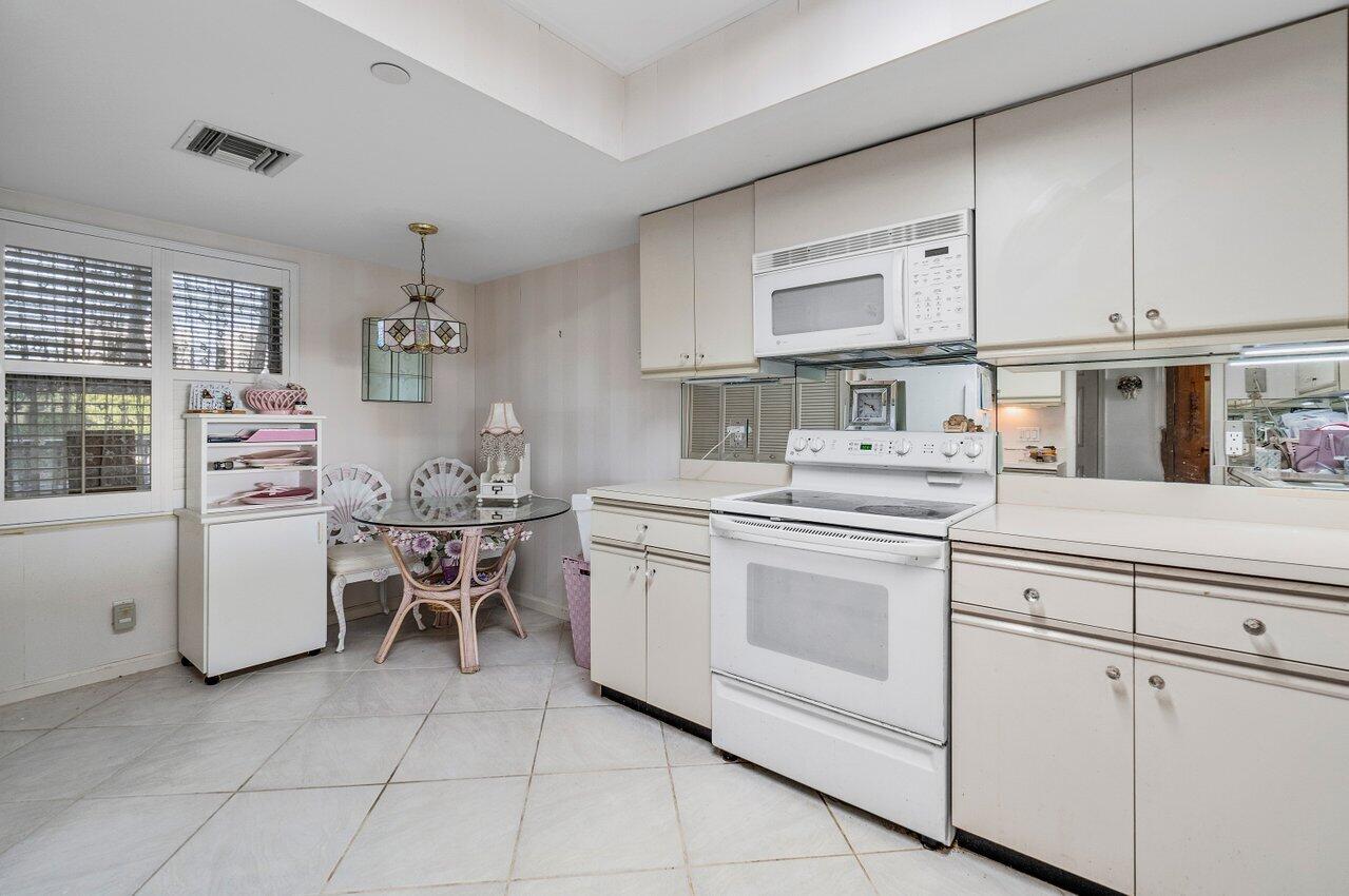356 Golfview Road, Unit 405 North Palm Beach, FL 33408 - Photo 8 of 18 Kitchen