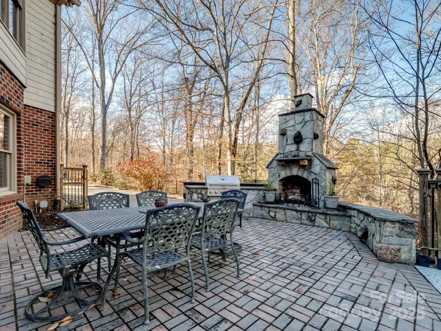 a view of a house with backyard