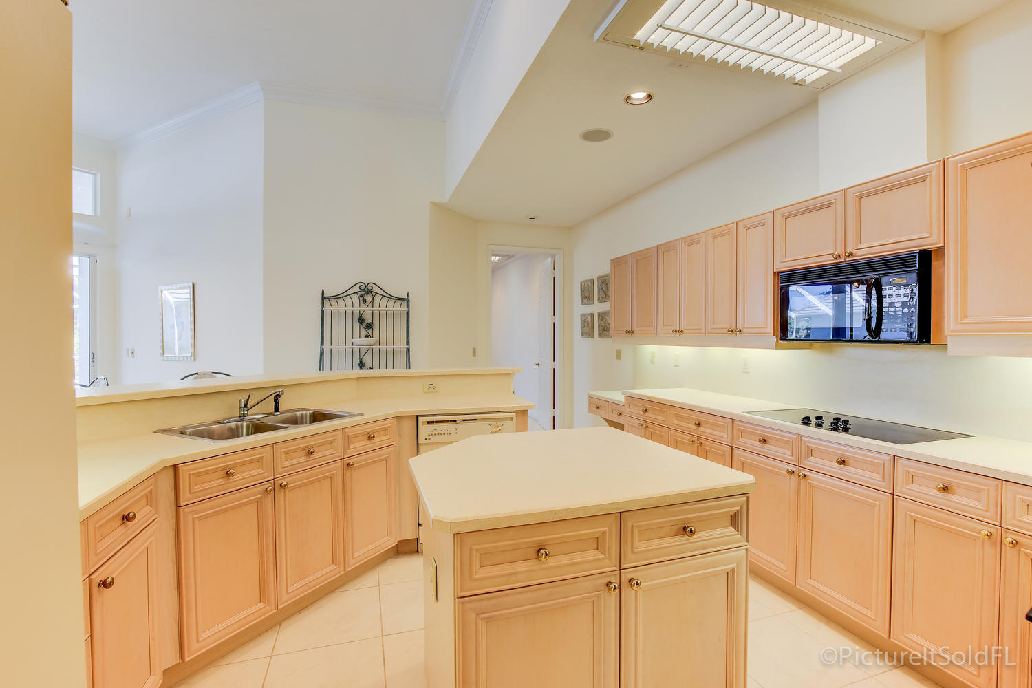 173 Orange Tree Drive Atlantis, FL 33462 - Photo 12 of 29 173 Orange Tree Dr Atlantis FL-large-011