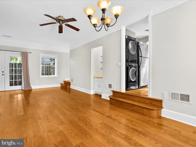 a view of empty room with a ceiling fan