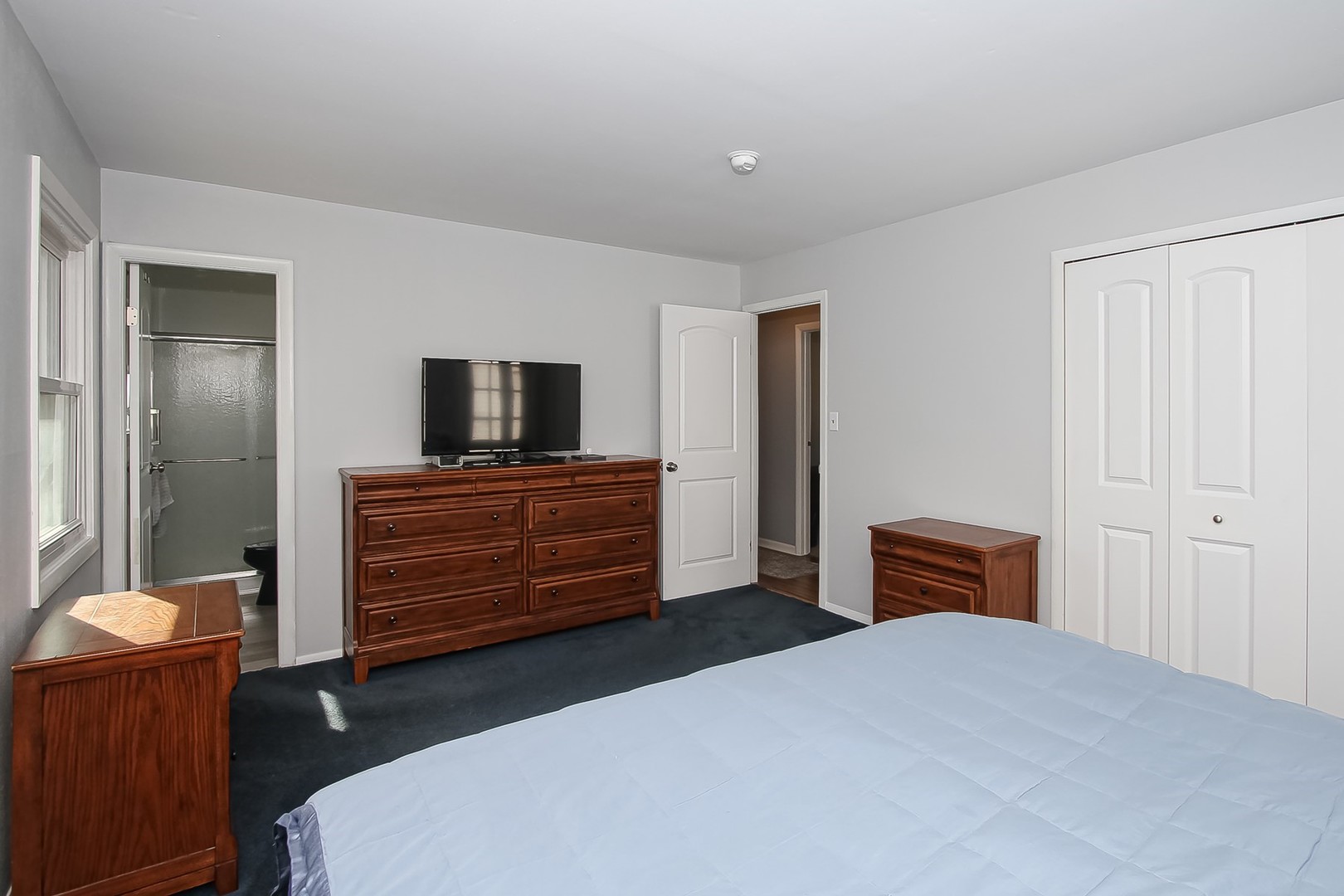 993 Bernard Drive Buffalo Grove, IL 60089 - Photo 8 of 29 a room with a bed and furniture