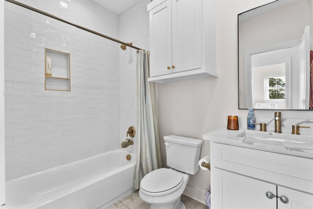 12754 Ridgeway Court Winona, TX 75792 - Photo 25 of 38 a bathroom with a toilet sink and bathtub