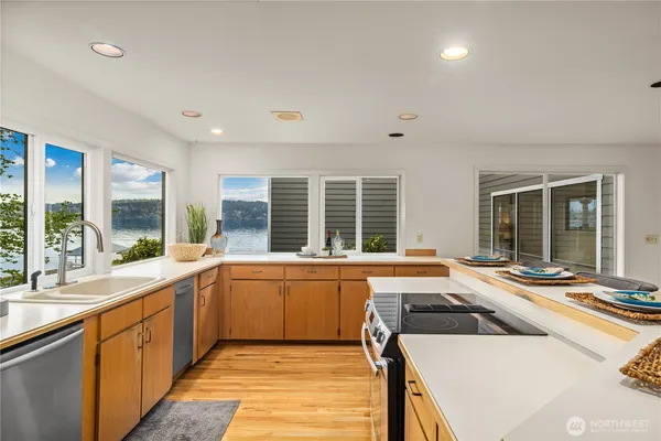 $4,898,000 | 3418 West Lake Sammamish Parkway Southeast, Bellevue, WA 98008
