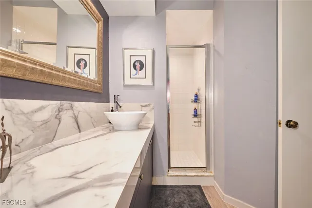 a en suite bathroom with a sink and a mirror