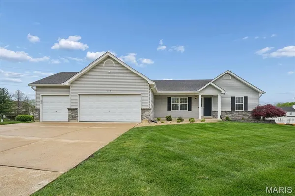 $459,900 | 158 Royalwood Pl Court, Lake St. Louis, MO 63367