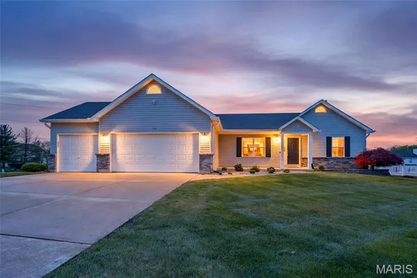 $459,900 | 158 Royalwood Pl Court, Lake St. Louis, MO 63367