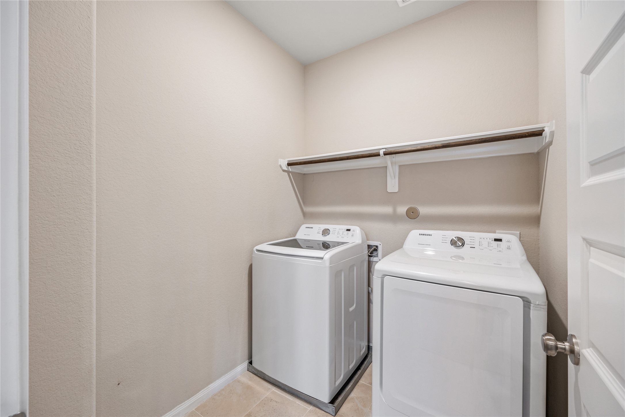 10408 Quiet Courtyard Road Houston, TX 77043 - Photo 23 of 24 Walk-in laundry area with functional space.