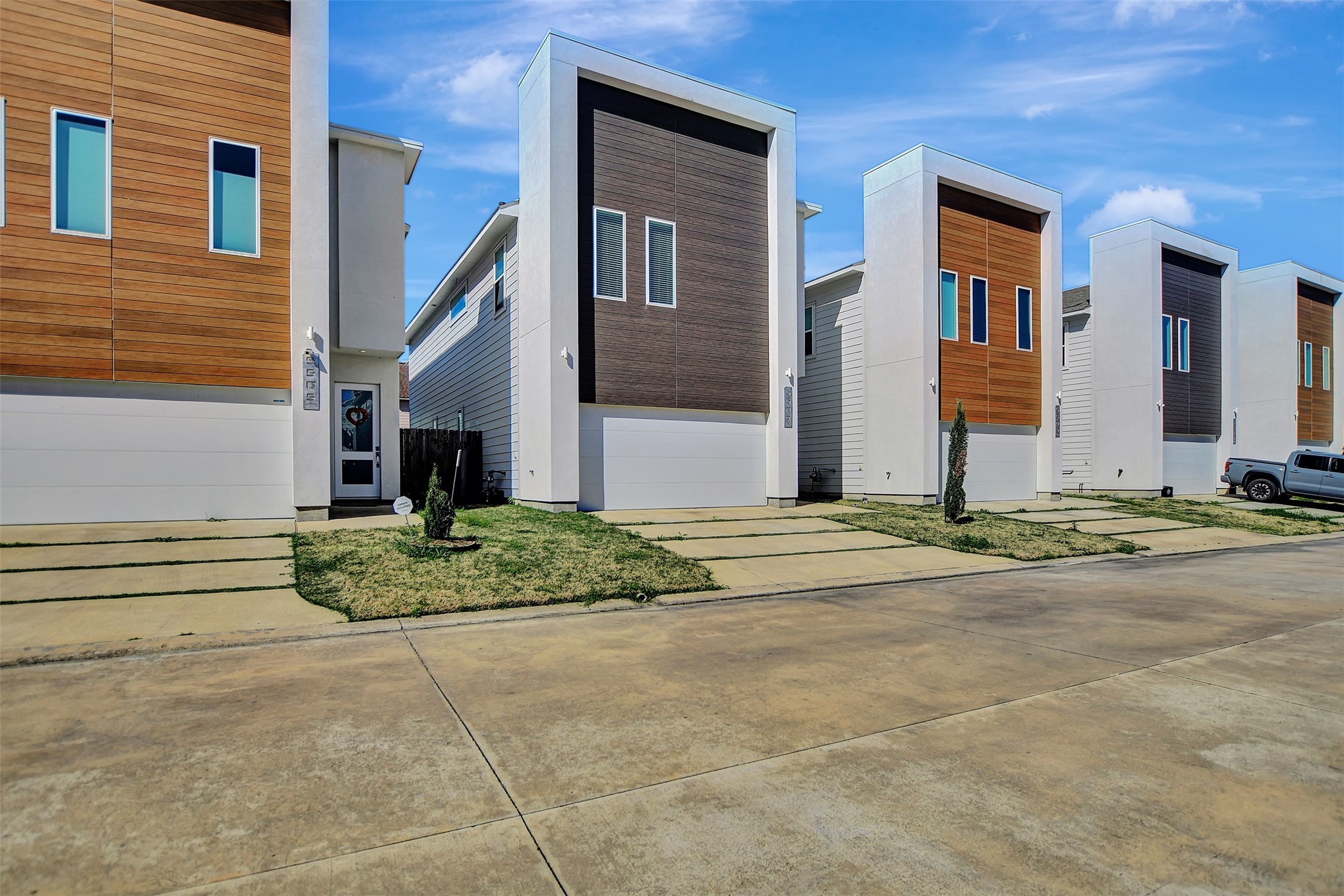 5507 Robusto Place Houston, TX 77091 - Photo 2 of 40