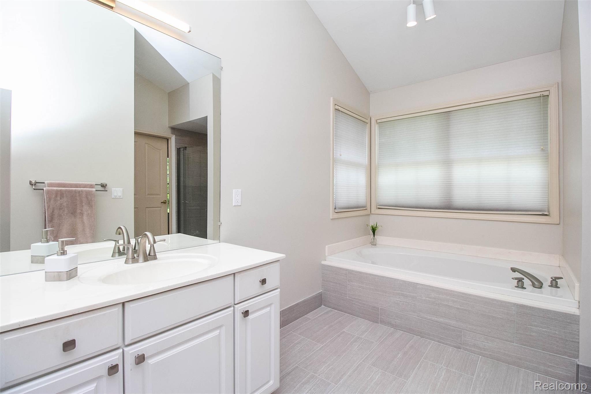 810 Loggers Circle Rochester, MI 48307 - Photo 41 of 73 33.jpg