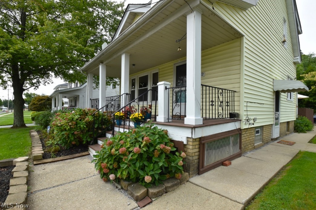 1352 Sunset Road Cleveland, OH 44124 - Photo 3 of 34