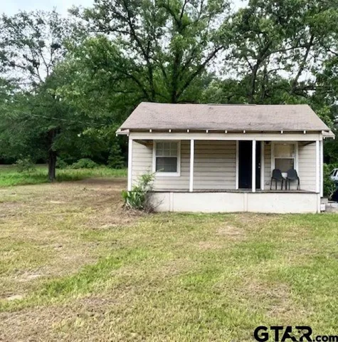 a view of a house with a backyard