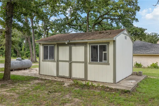 a view of a back yard of the house