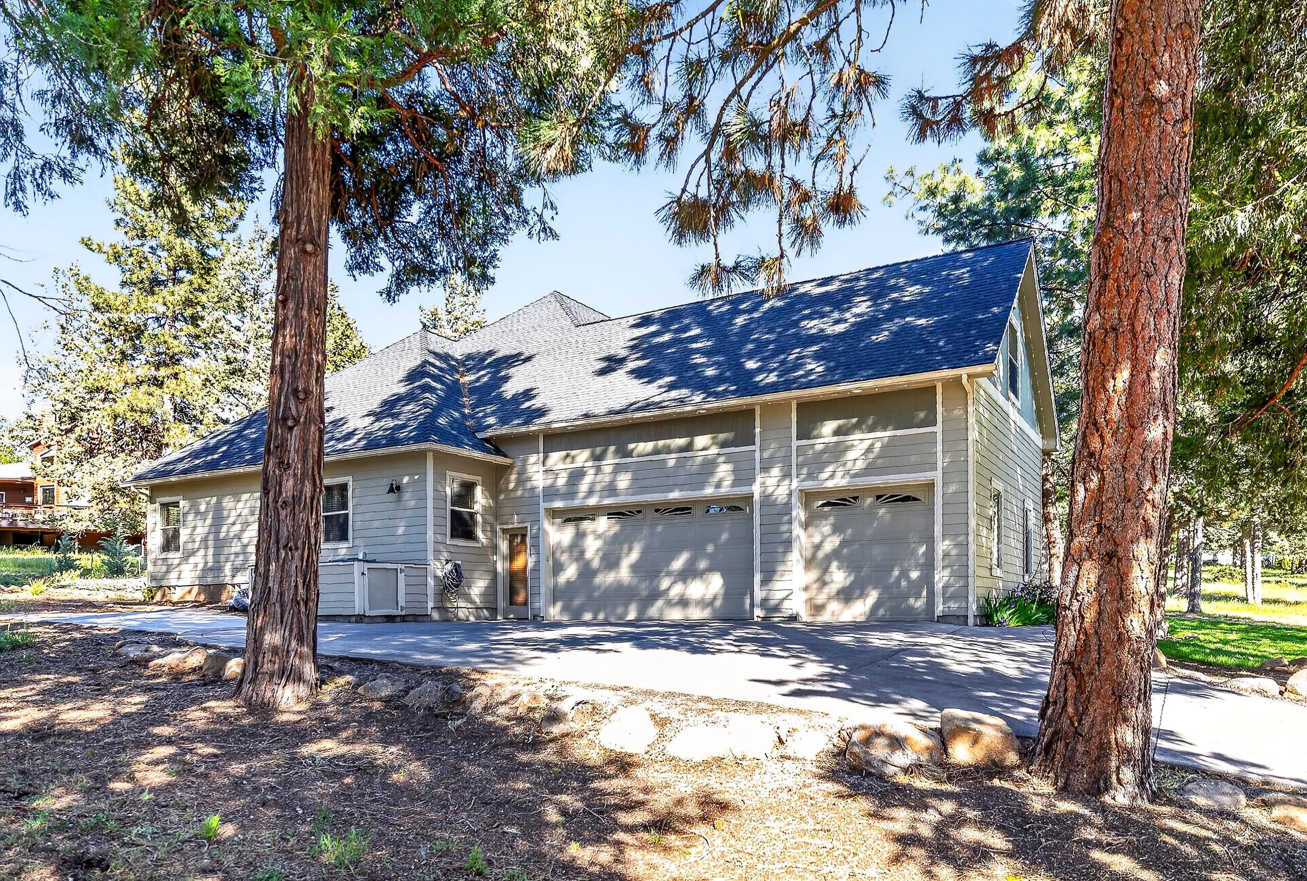 10421 Kestrel Road Klamath Falls, OR 97601 - Photo 6 of 56 a front view of a house with a yard and garage