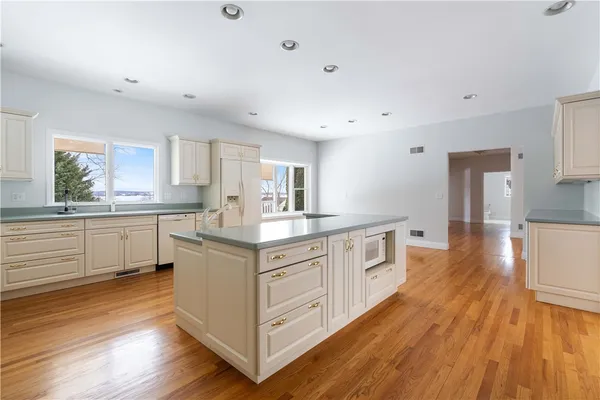 $4,400 | 18 Peggy Lane, Portsmouth, RI 02871