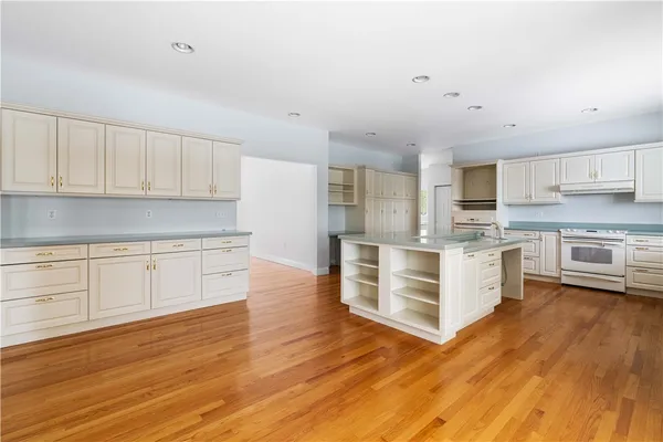$4,400 | 18 Peggy Lane, Portsmouth, RI 02871