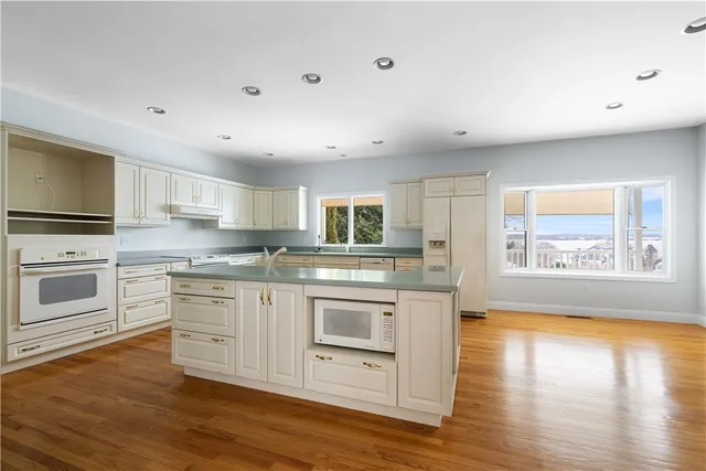 $4,400 | 18 Peggy Lane, Portsmouth, RI 02871