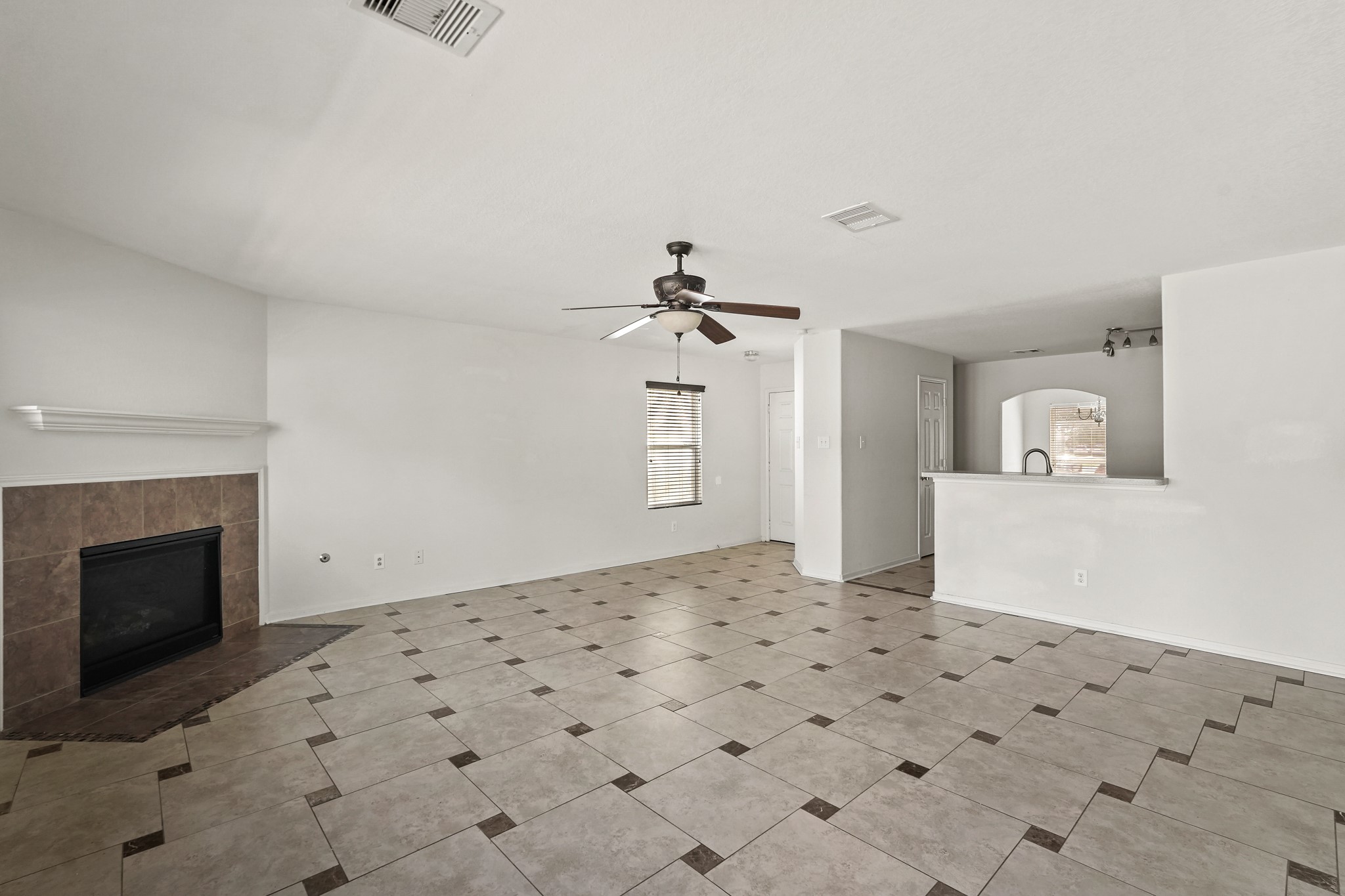 16115 Sheldon Ridge Way Houston, TX 77044 - Photo 4 of 21 Gallery Image 4