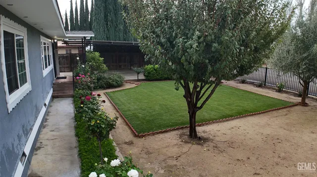 a view of a house with backyard and garden