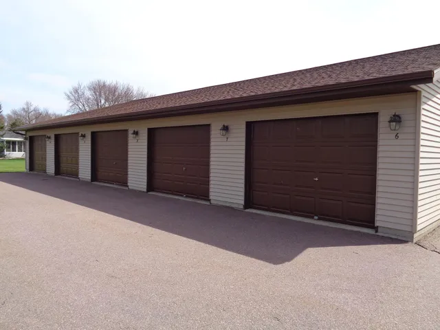 $811 | 11 Park Street North, Unit 119, Fairfax, MN 55332