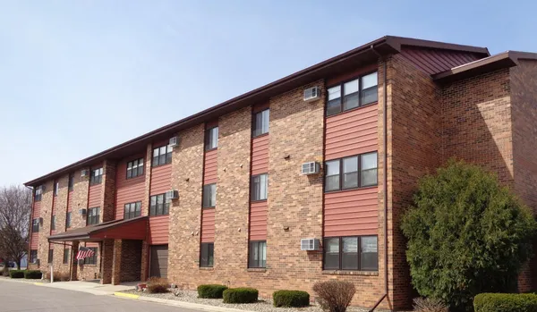 $811 | 11 Park Street North, Unit 119, Fairfax, MN 55332