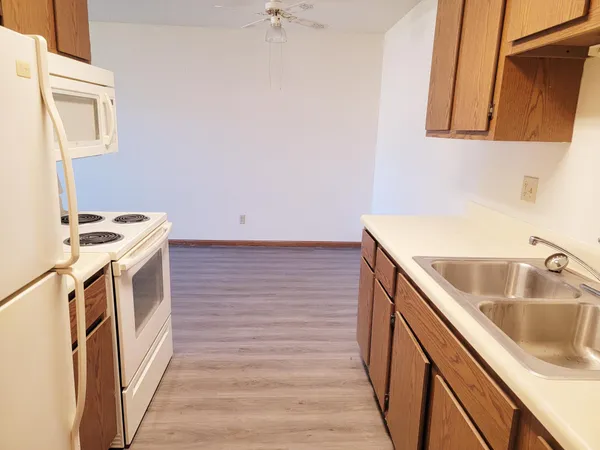 $811 | 11 Park Street North, Unit 119, Fairfax, MN 55332