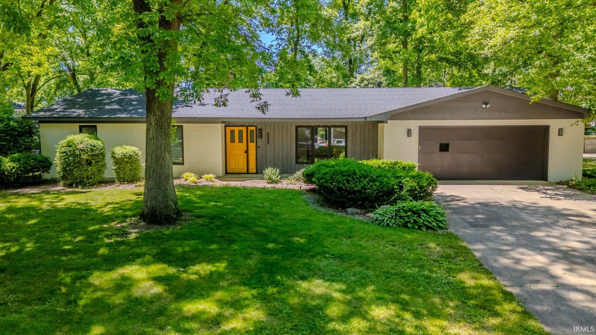 2435 South Stonebridge Road Warsaw, IN 46580 - Photo 2 of 31