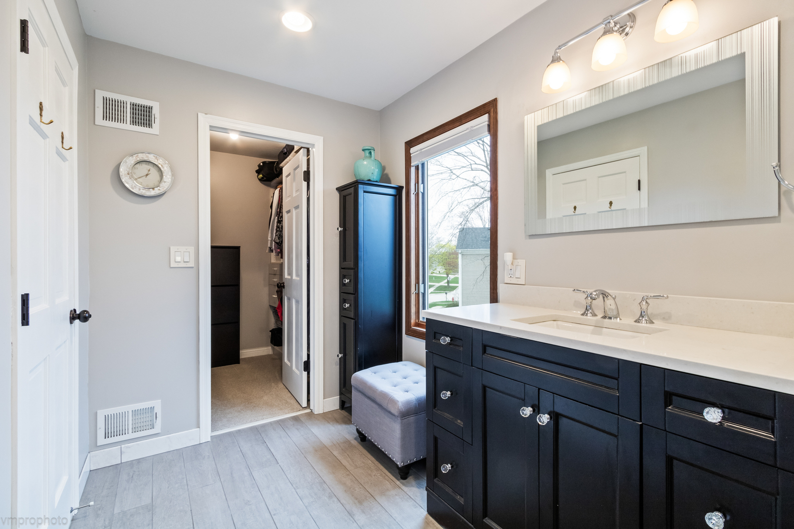3963 Bordeaux Drive Hoffman Estates, IL 60192 - Photo 18 of 33 a bathroom with a sink vanity mirror and toilet