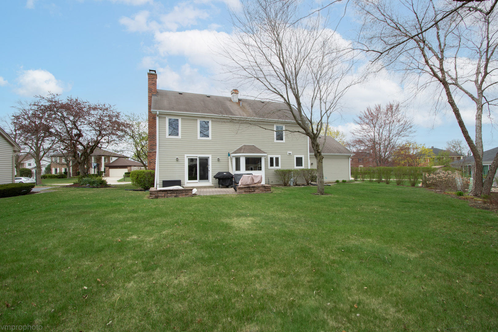 3963 Bordeaux Drive Hoffman Estates, IL 60192 - Photo 29 of 33 a view of a white house with a big yard