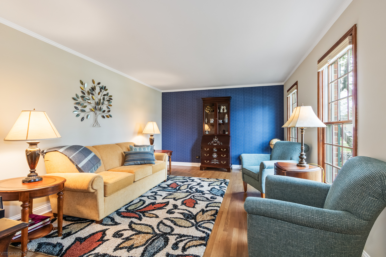 3963 Bordeaux Drive Hoffman Estates, IL 60192 - Photo 5 of 33 a living room with furniture and a lamp