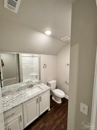 en empty room with ceiling fan