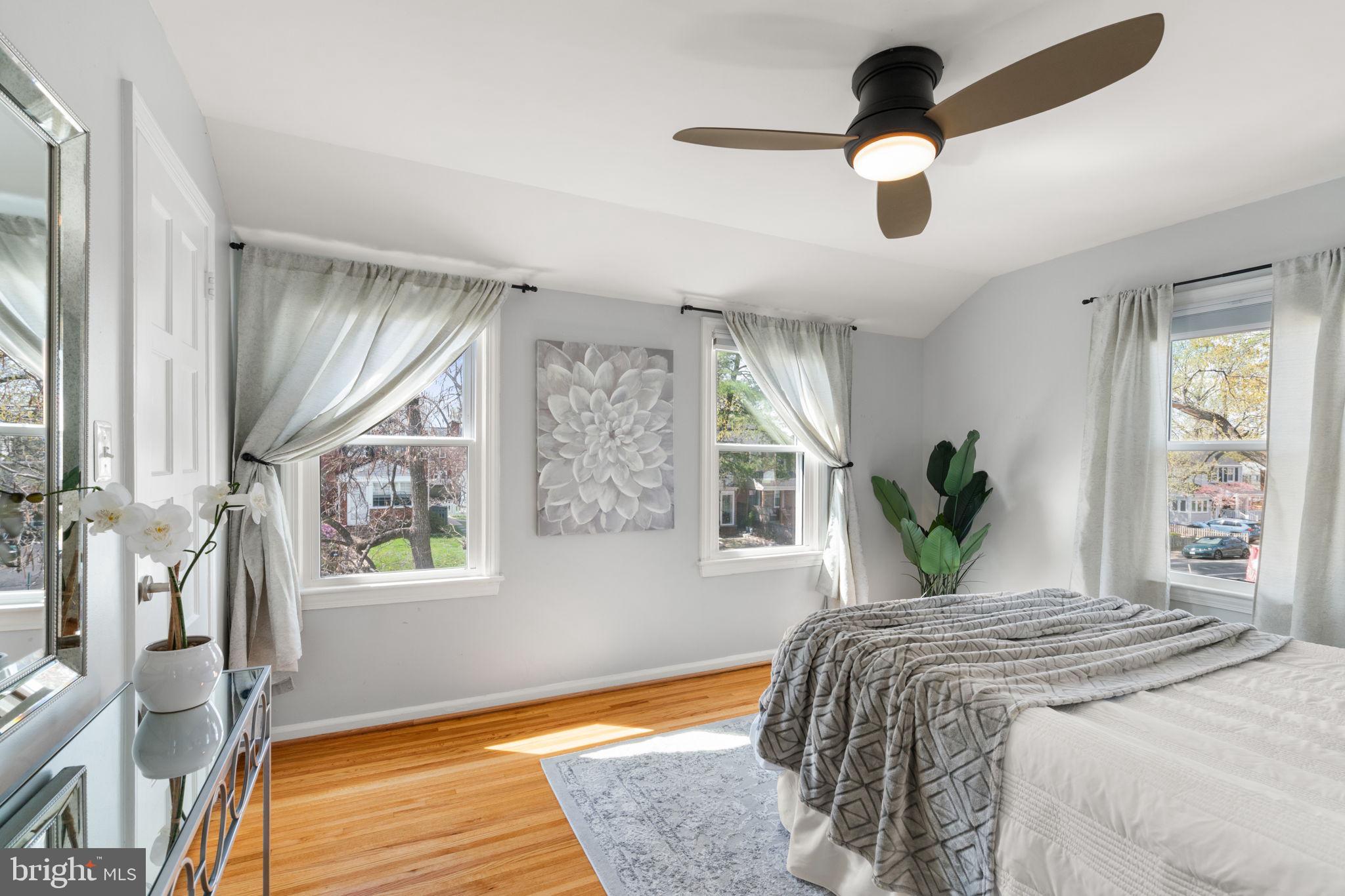 6021 Williamsburg Road Alexandria, VA 22303 - Photo 19 of 44 a bedroom with a large bed and a window