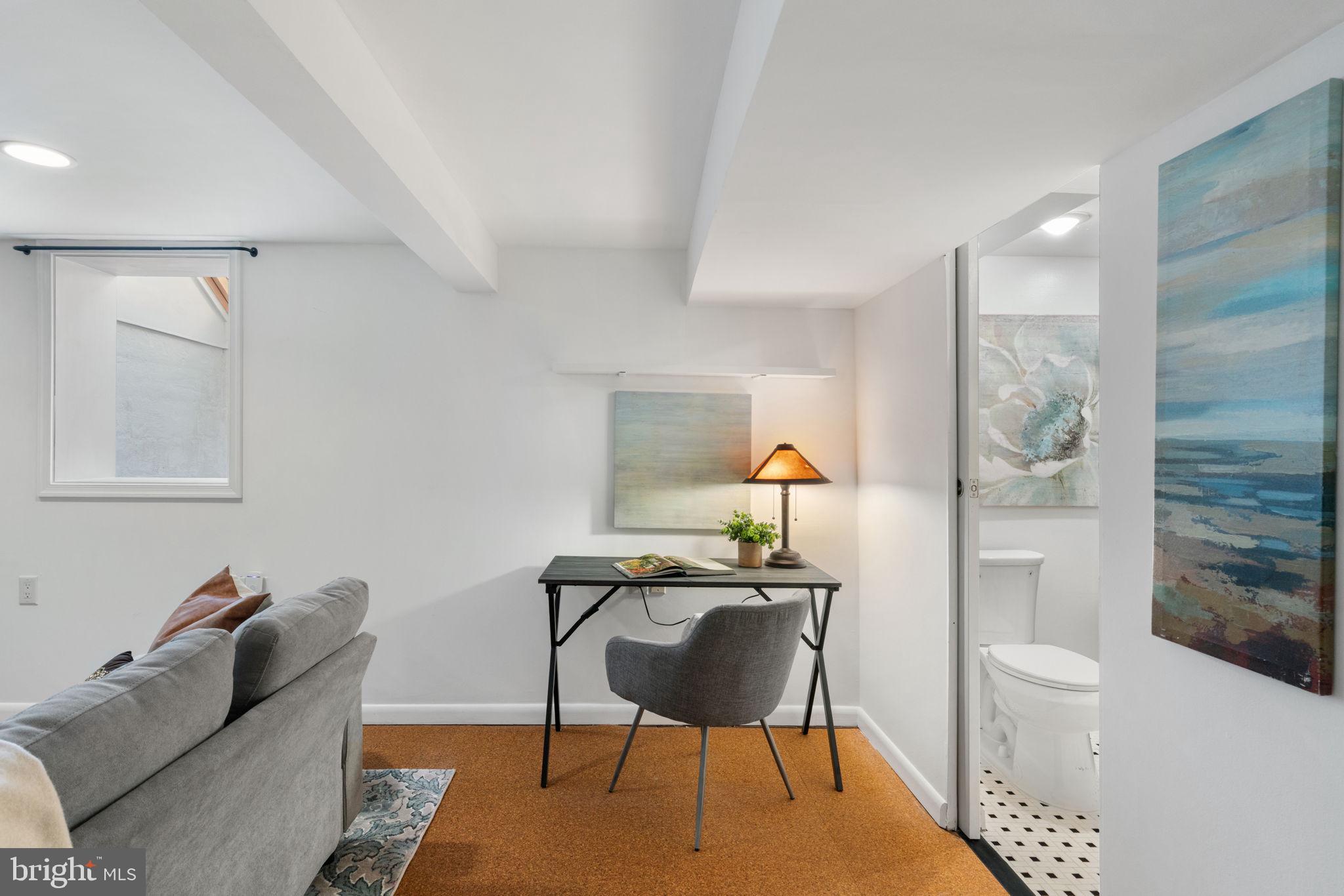 6021 Williamsburg Road Alexandria, VA 22303 - Photo 30 of 44 a workspace with furniture and a lamp