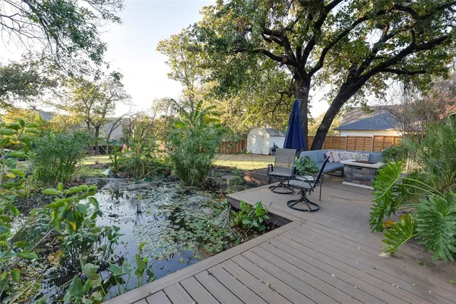 a view of a bench sitting in a backyard