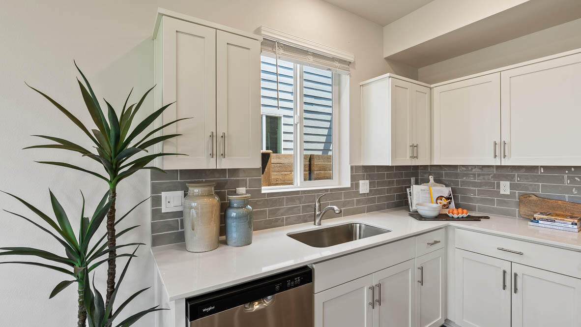 61175 Southeast Splendor Lane Bend, OR 97702 - Photo 11 of 35 011 kitchen