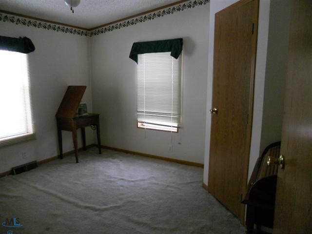 4111 Mapleleaf Road Waterford, MI 48328 - Photo 4 of 12 31135739-3.JPG