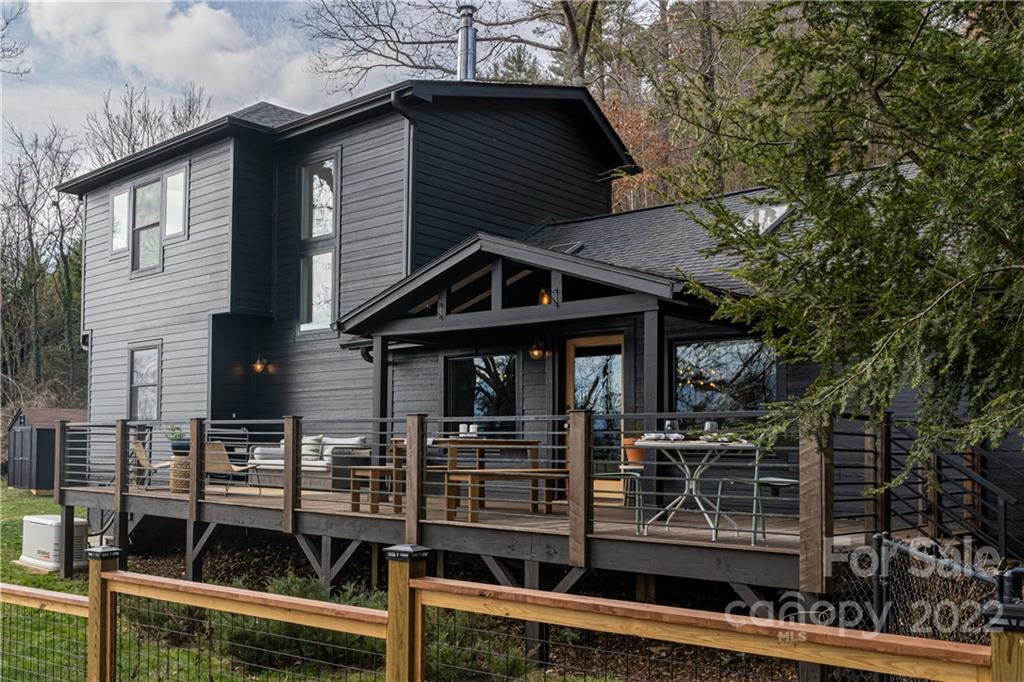 170 South Delano Road Asheville, NC 28805 - Photo 4 of 48 front view of a house with street