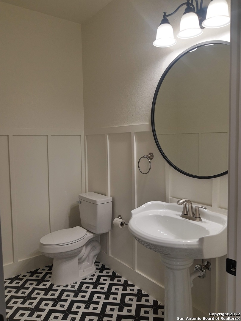 1839 Lois Street Kerrville, TX 78028 - Photo 3 of 23