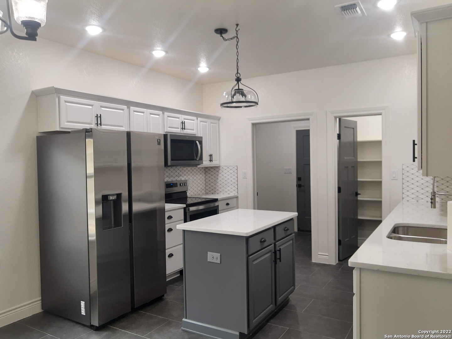 1839 Lois Street Kerrville, TX 78028 - Photo 4 of 23