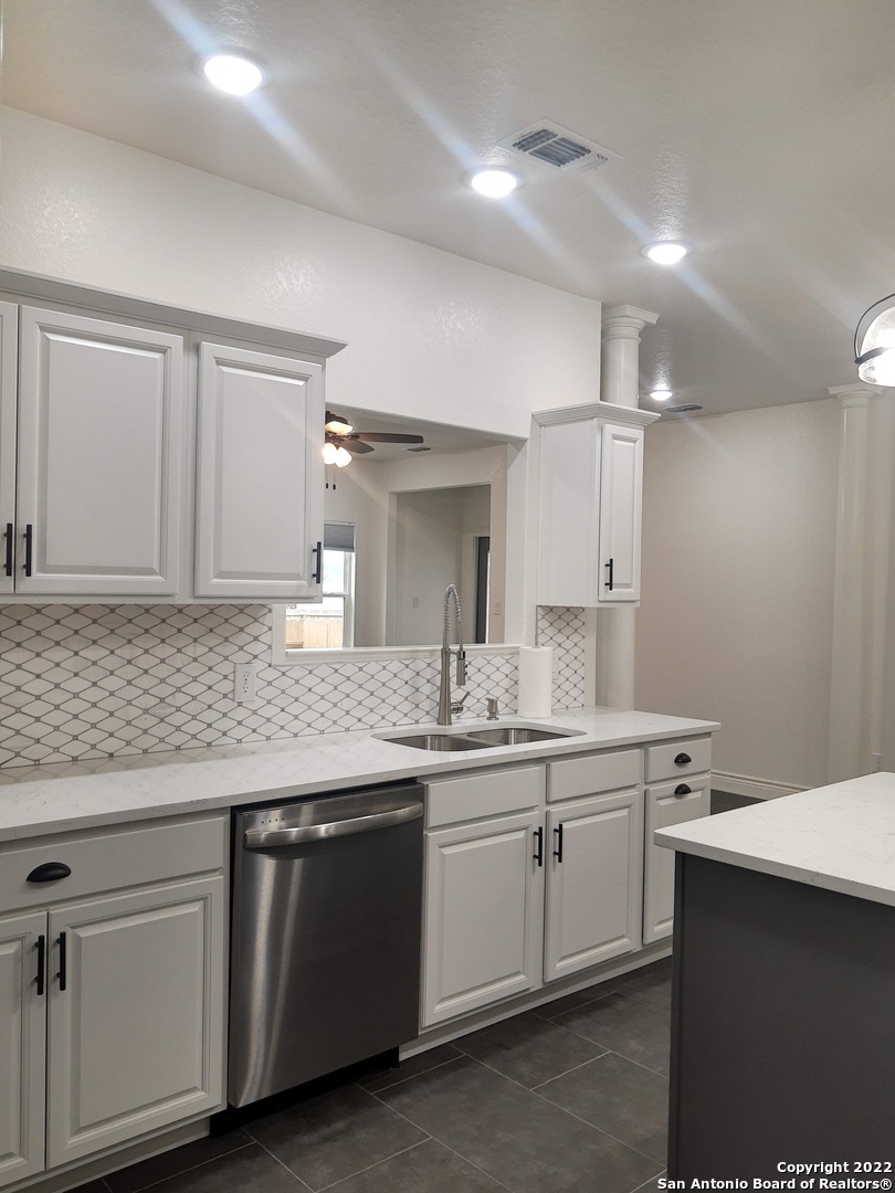 1839 Lois Street Kerrville, TX 78028 - Photo 7 of 23