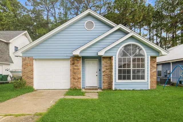 a view of a house with a yard