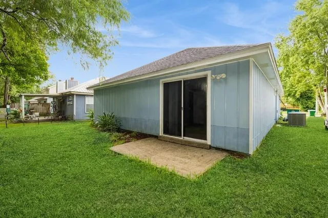a view of a house with a backyard