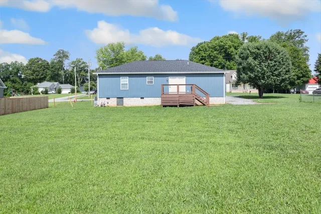 a view of a house with a yard