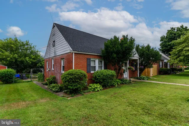 a view of a house with a yard and plants