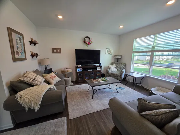 $2,800 | 1033 Atterberg Road, South Elgin, IL 60177