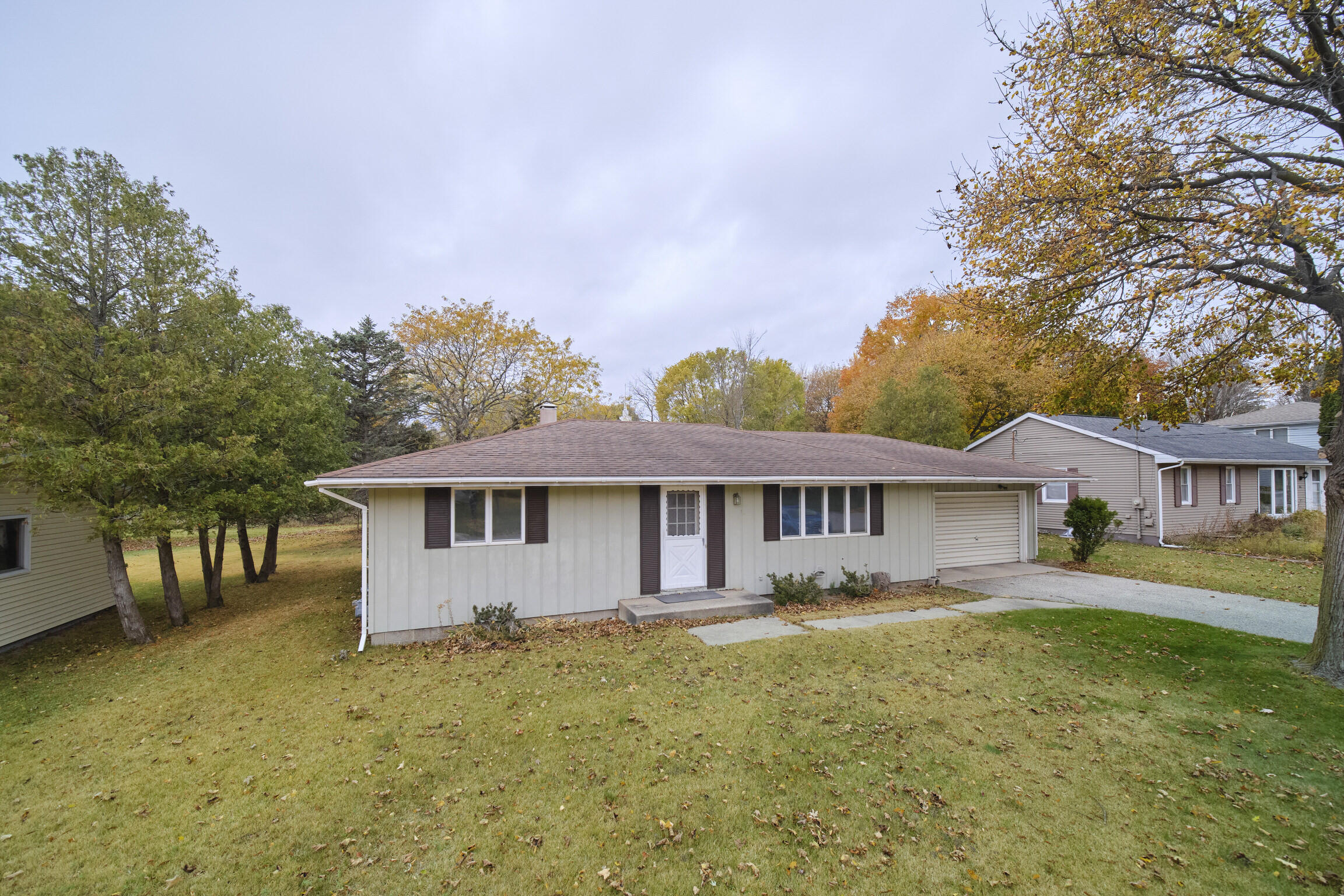 820 Robinson Street Manistee, MI 49660 - Photo 1 of 37 Front of Home