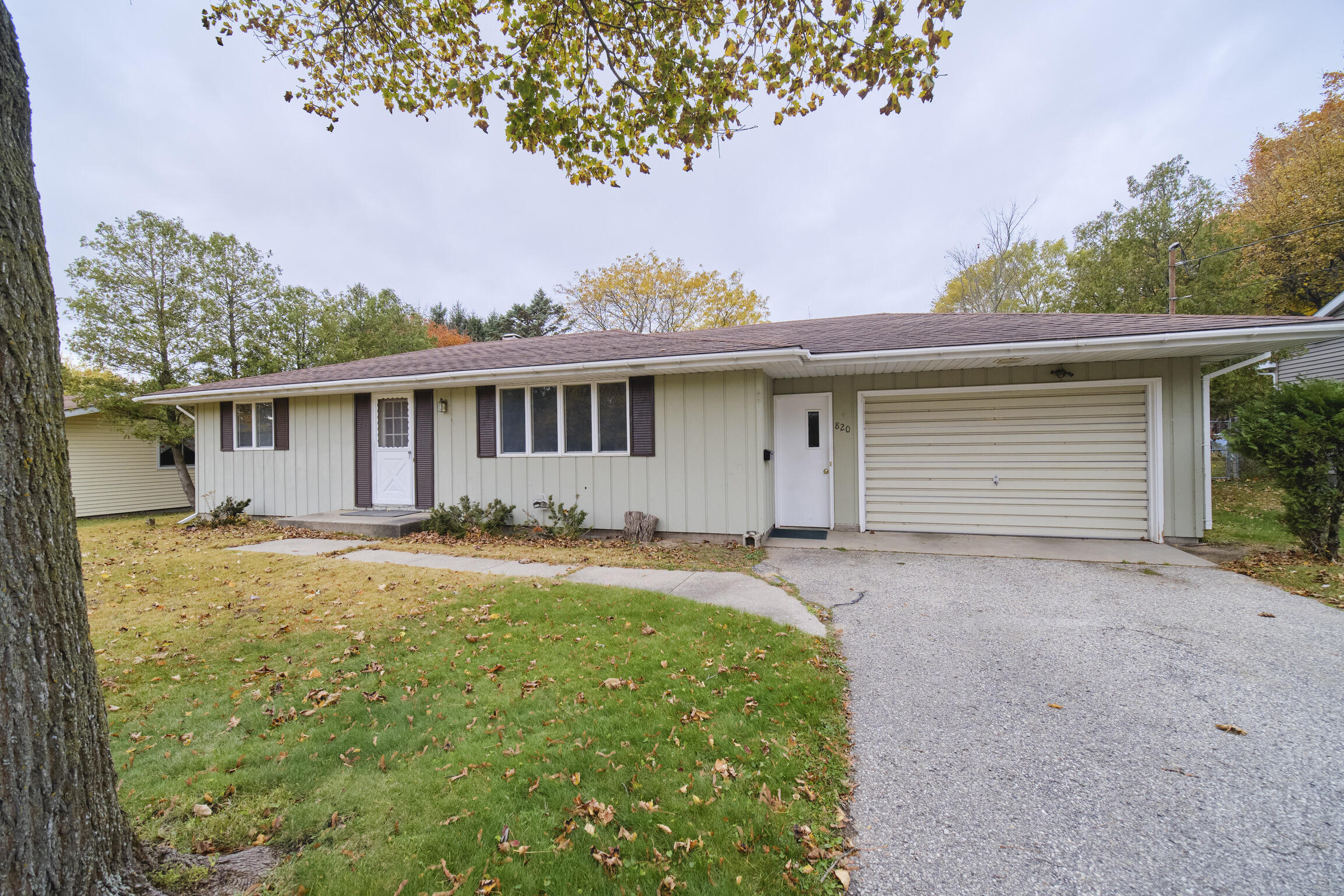 820 Robinson Street Manistee, MI 49660 - Photo 2 of 37 Front & Driveway