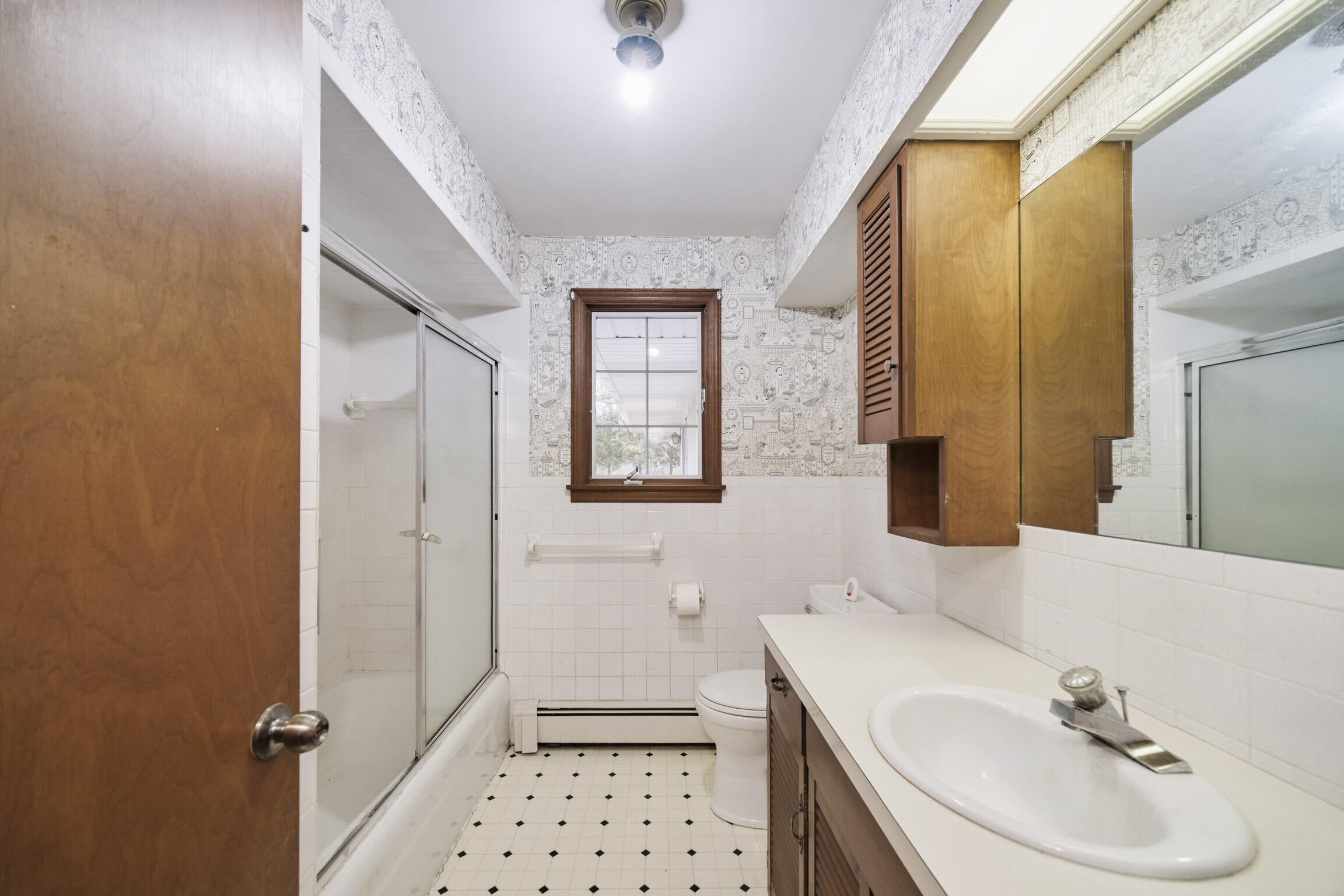 820 Robinson Street Manistee, MI 49660 - Photo 22 of 37 Full Bathroom