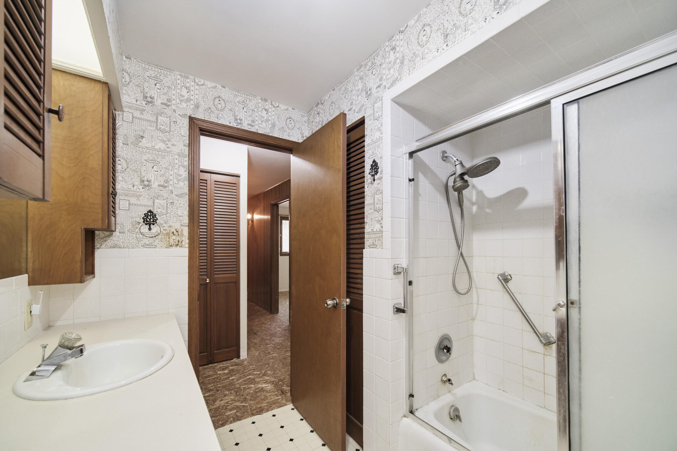 820 Robinson Street Manistee, MI 49660 - Photo 23 of 37 Full Bathroom