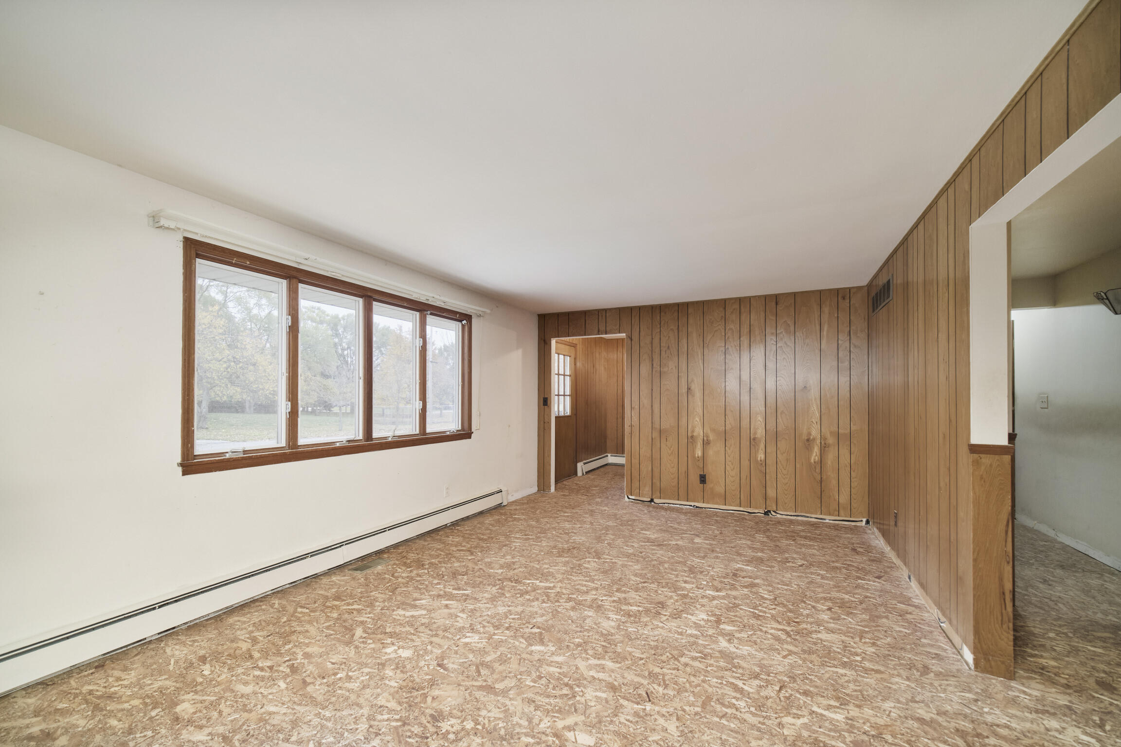 820 Robinson Street Manistee, MI 49660 - Photo 5 of 37 Living Room