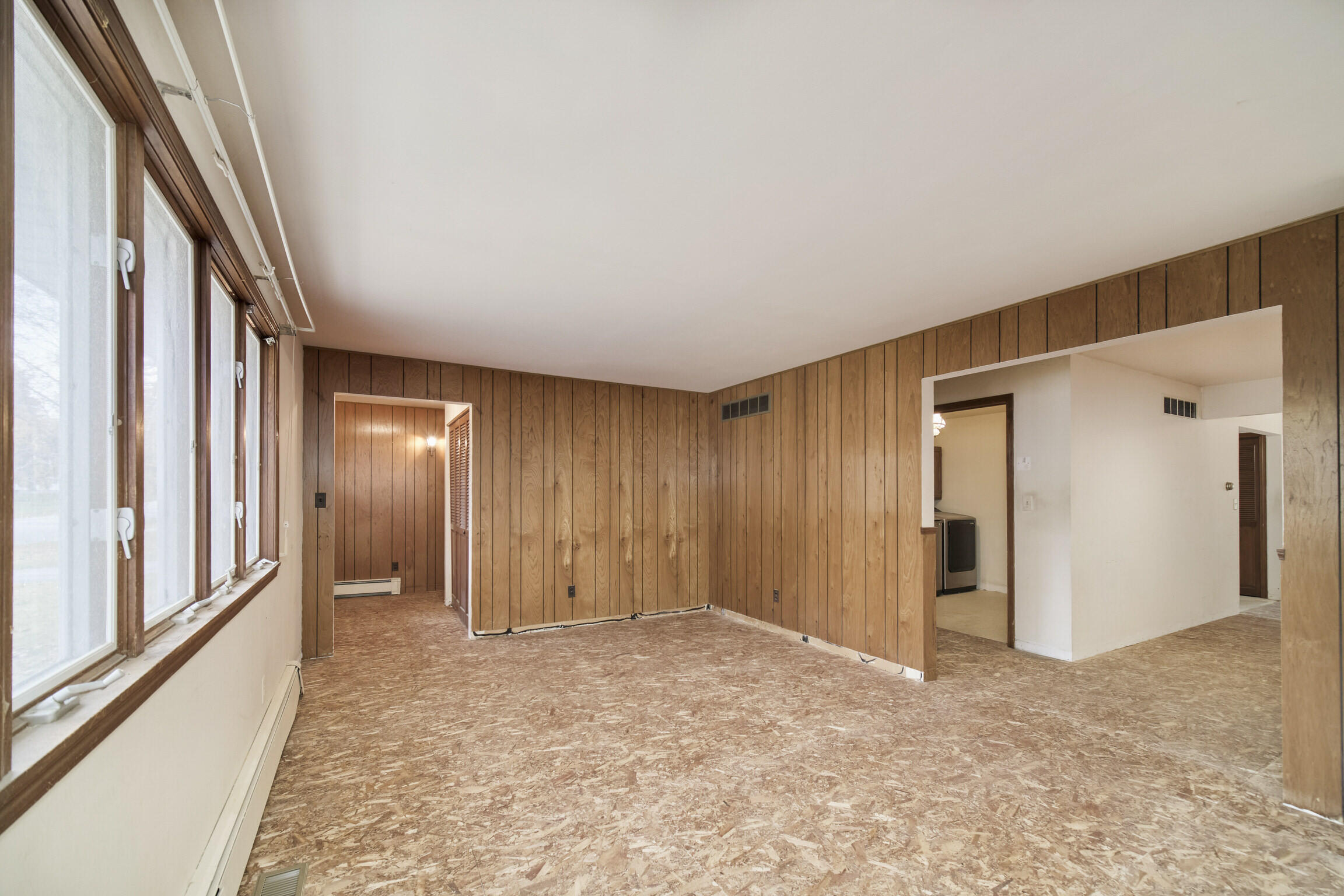 820 Robinson Street Manistee, MI 49660 - Photo 6 of 37 Living Room